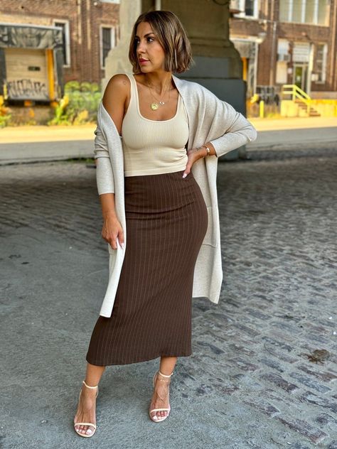 Fitted Knit Skirt, Midi Brown Skirt Outfit, Sweater Tank Outfit, Ribbed Skirt Outfit, Long Skirt With Boots, Brown Knit Skirt, Brown Skirt Outfit, Long Knit Skirt, Rib Skirt