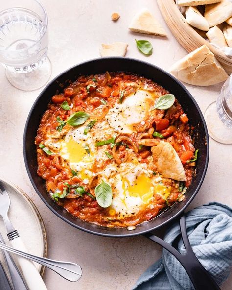 Chakchouka traditionnelle dans une poêle Skillet Eggs, Easy Shakshuka, Eggs In Tomato Sauce, Shakshuka Recipe, Shakshuka Recipes, Jewish Recipes, Ripe Tomatoes, Crushed Tomatoes, Poached Eggs