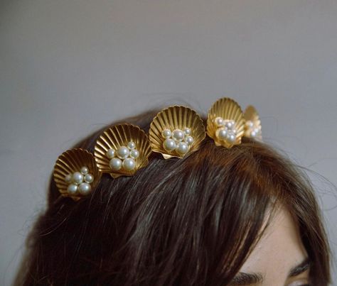 Jennifer Behr Seashell Headband, Shell Crowns, Seashell Crown, Art Coquillage, Boho Chique, Embellished Headbands, Headband Wedding, Gold Headband, Wedding Party Photos