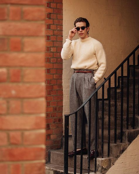 Scott Fraser Collection’s Instagram post: “To Monday. . Empire trousers paired with a vintage textured crew knit from @hunkydoryvintage. . Fabric option - Salt and pepper fleck. .…” Men Style Smart Casual, 60 Fashion 60s Style Men, Scott Fraser Collection, Derrick Shepard, Men Trousers Outfit, 60 Fashion 60s Style, Rugged Gentleman Style, Tucked Sweater, Christmas Outfit For Men