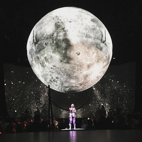 Sweetener World Tour, Ariana Grande Concert, Ariana Grande Sweetener, Ariana Grande Outfits, Tiny Elephant, Ariana Grande Pictures, Moon Pictures, Ariana G, Under The Moon