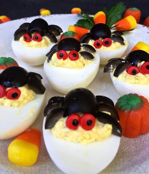 Are you looking for a fun, healthy after-school snack for the kids or a spooky side dish or appetizer to serve for a Halloween party or dinner? Would you like step-by-step instructions to make the … Refreshing Appetizers, Spider Deviled Eggs, Easy Halloween Food Ideas, Halloween Deviled Eggs, Delicious Halloween Treats, Halloween Appetizers Easy, Healthy Halloween Food, Devilled Eggs Recipe Best, Deviled Eggs Recipe Classic