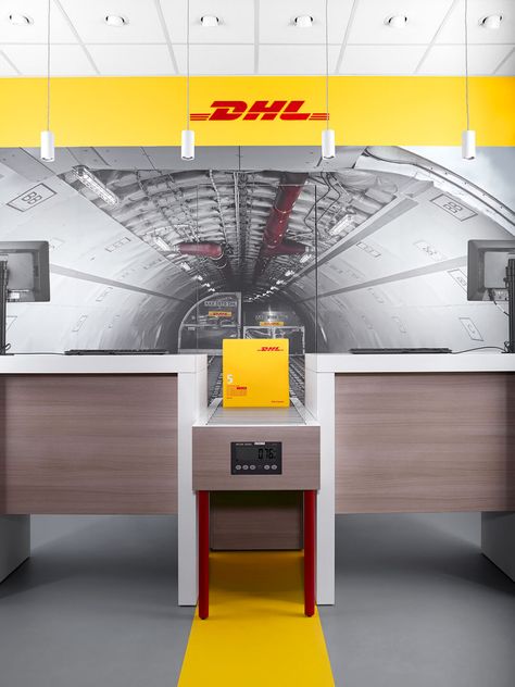 An immersive retail experience...in a DHL Express post? - News - Frameweb Office Plan, Retail Concepts, Retail Experience, Floor Framing, Free Coffee, Retail Space, Phone Charging, Space Planning, Retail Design