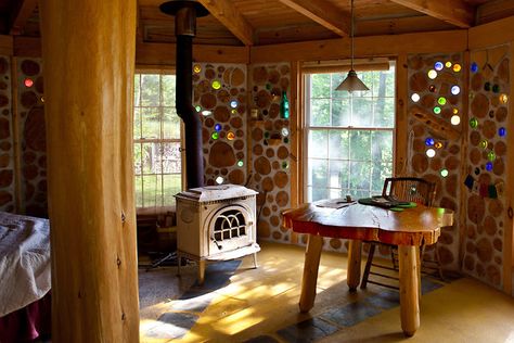 Cordwood house with glass bottles in the walls Cordwood Construction, Cordwood Homes, Casa Hobbit, Cord Wood, Fire Pit Furniture, Cob House, Fa Fal, Earth Homes, Natural Building