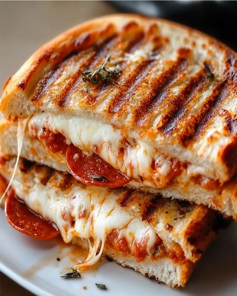 Enjoy this Crispy Pepperoni Pizza Panini with gooey mozzarella—quick, cheesy, and perfect for a satisfying meal in under 15 minutes. Dinners With Pepperoni, Pizza Panini Sandwiches, Yummy Cheesy Food, Pepperoni Panini, Recipes With Pepperoni, Panini Pizza, Panini Ideas, Cheesy Foods, Crispy Pepperoni