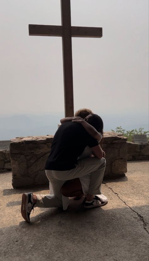 Couples That Pray Together, Couple Praising God Together, Praying Couple Aesthetic, Faith Based Relationship, Godly Couple Aesthetic, Relationship With God Vision Board, Church Asthetic Picture, God In Relationships, Christian Love Aesthetic