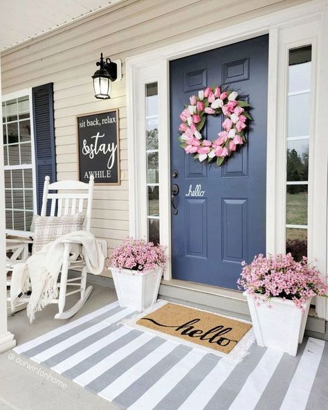 21 Super-Creative Ideas To Bring Spring Vibes To Your Farmhouse Porch Small Porch Decorating, Front Porch Makeover, Summer Porch Decor, Spring Porch Decor, Blue Front Door, Porch Makeover, Farmhouse Front Porches, Summer Porch, Diy Outdoor Decor