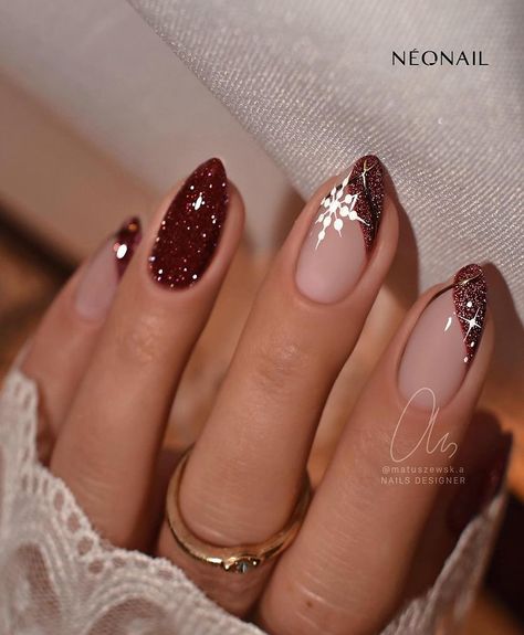 Red Christmas Manicure, Winter Festive Nails, Trending Christmas Nails 2023, Festive Glitter Nails, Red Nail Christmas Designs, Christmas Nails Gold And Red, Red Gold Christmas Nails, Red Festive Nails, December Nails Christmas Xmas