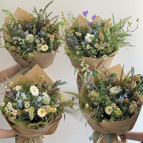 Cottagecore Flower Bouquet, Bunch Of Flowers Aesthetic, Cottagecore Bouquet, Bouquet Cottagecore, Flower Bouquet Graduation, Graduation Flowers Bouquet, Paper Bag Flowers, Cottagecore Flowers, Gardening Aesthetic