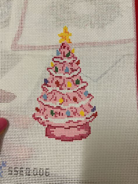 Christmas Tree Needlepoint, Pink Christmas Cross Stitch, Christmas Needlepoint Patterns, Free Needlepoint Patterns, Christmas Ornament Cross Stitch Patterns, Needlepoint Patterns Free, Needlepoint Finishing Ideas, Needle Point Patterns, Needlepoint Projects