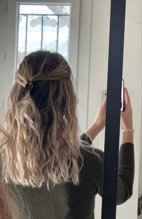 Wavy Hair Half Up Half Down Claw Clip, Cute Mini Claw Clip Hairstyles, Curling Layered Hair Mid Length, Mini Claw Clip Hairstyles Curly, Mini Hair Clips Hairstyles, Natural Wavy Curly Hair, Mini Claw Clip Hairstyles, Curled Layered Hair, Scarlett Hair