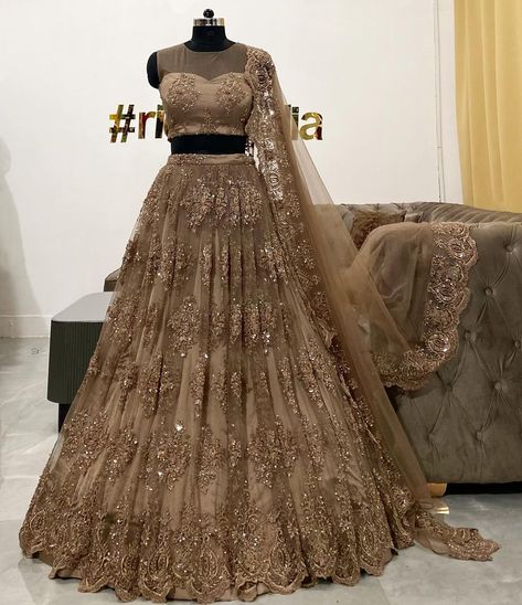 Lengha For Wedding, Indian Outfits Modern, Latest Bridal Lehenga Designs, Indian Wedding Gowns, Beautiful Bridal Dresses, Latest Bridal Lehenga, Lehenga Designs Simple, Indian Bride Outfits, Golden Dress