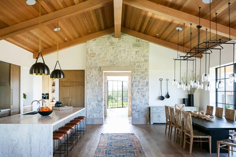 Vaulted Ceiling Kitchen, Traditional Home Magazine, Ceiling Kitchen, Vaulted Ceiling Living Room, Area Gourmet, Road House, Wood Beam Ceiling, Wood Ceiling, Casas Coloniales