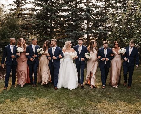 Bridal party goals 😍 | Instagram Bridal Party Of 5, Uneven Bridal Party Photos, Uneven Wedding Party, Uneven Bridal Party, Large Bridal Parties, Photos Inspo, Bridal Party Photos, Wedding Party Photos, Wedding Vibes