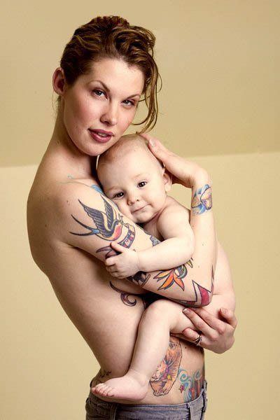 This is the kind of family portrait we love to see. #InkedMagazine #tattooedparent #parent #mom #Mother #family #tattoos Cover Ups Tattoo, Cream Tattoo, Parent Tattoos, Baby Fotografie, Inked Magazine, Tattoo Cover, 1 Tattoo, Mom Tattoos, Design Tattoo