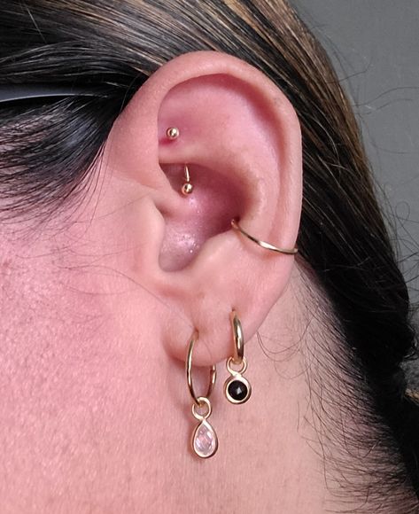 Ears Pirsing, Ear Piercing Layout, Piercing Layout, Piercing Combos, Earring Stack Ideas, Piercings Lobe, Earring Inspo, Mod Jewelry, Piercing Inspo