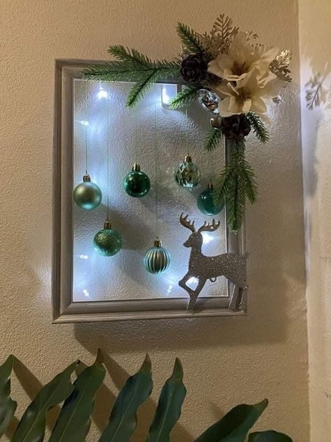 Christmas Frames Diy, Christmas Centerpieces Cheap, Frames Diy, Christmas Flower Decorations, Christmas Picture Frames, Pretty Christmas Decorations, Christmas Crafty, Handmade Christmas Crafts, Christmas Tree Decorations Diy