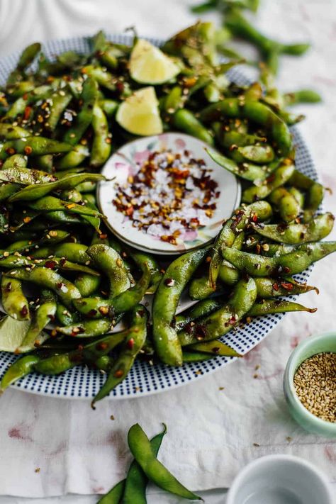 Garlic and Red Chili Pepper Flake Edamame Beans Sushi Dinner Party, Spicy Edamame, Sausage Marinara, Asian Appetizers, Quinoa Chili, Spicy Tuna Roll, Red Chili Sauce, Sushi Dinner, Garlic And Ginger