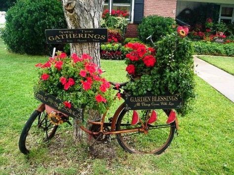 Bike Flowers, Bike Planter, Bicycle With Flowers, Flea Market Gardening, Homestead Survival, Backyard Diy Projects, Creative Gardening, Diy Planters, Flower Planters