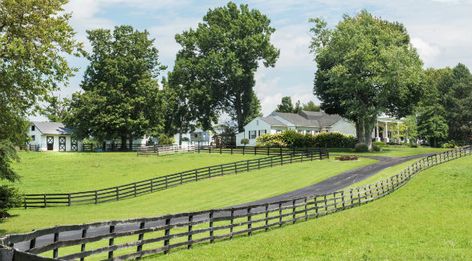 Kentucky Horse Farms, Equine Stables, Farm Layout, My Old Kentucky Home, Beautiful Home Designs, Horse Farm, Horse Farms, Celebrity Houses, Family Farm