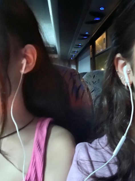 Downtown girls aesthetic bus drive listening to music together headphones connected one pair Sharing Earphones Aesthetic, Friends Listening To Music, Listening To Music Together, When We First Met, Music Together, Girl With Headphones, Duos Icons, Music Headphones, School Trip