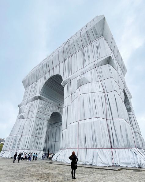 Christo & Jeanne-Claude; 'L'Arc de Triomphe, Wrapped' 2021 Christo And Jeanne Claude Wrapped, Jean Claude And Christo, Christo And Jeanne Claude, Jeanne Claude, Fabric Installation, Art Time, Paris Art, Lost Art, A Level Art