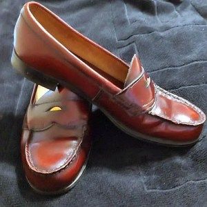 Although never as big as some of the other more memorable trends of the time, penny loafers were absolutely something you saw people wearing in the 1980s and 1990s. Here’s how a traditional shoe design from the 1950s came to The post 80s penny loafers appeared first on The Silicon Underground. Shoes 80s, Loafers With Jeans, 50s Shoes, 80s Trends, Rolled Jeans, 80s Look, 90s Trends, 80s Retro, Penny Loafers