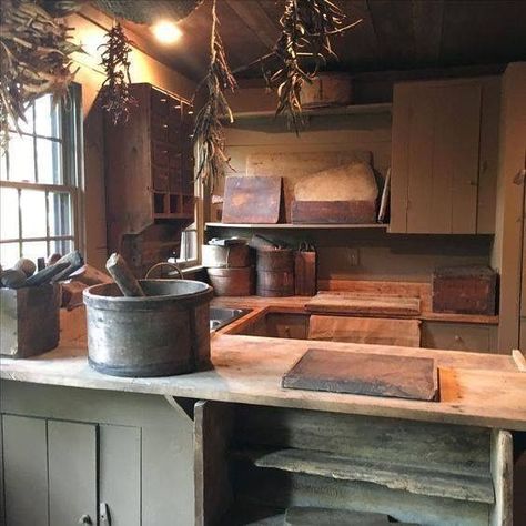 p Colonial Kitchens, Primitive Interiors, Antique Kitchen Decor, Rustic Kitchens, Old Fashioned Kitchen, Primitive House, Colonial Kitchen, Primative Decor, Primitive Kitchen Decor