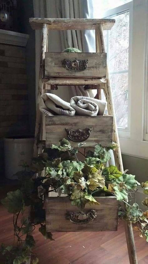 old ladders and drawers                                                                                                                                                     More Denim Repurpose, Furniture Dresser, Old Ladder, Old Drawers, Interior Vintage, Upcycled Clothes, Upcycled Art, Wooden Ladder, Furniture Table