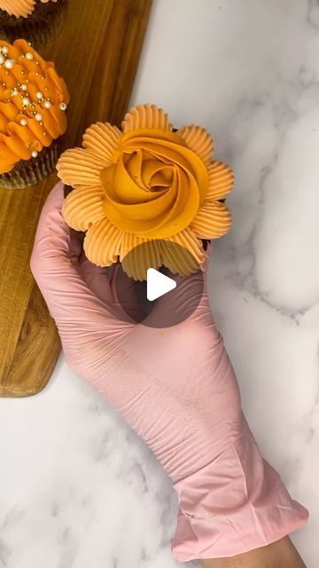 35 likes, 18 comments - sweetsistersbake on September 9, 2024: "Pipe this orangey/fall cupcake set with me 🧡 3 tips needed- tip 4B, tip 104, tip 1M - love the way the gold pearls make the orange pop! . . . #piping #pipingbuttercream #pipingtips #pipingcupcakes #pipingskills #buttercream #buttercreamcupcakes #fall #fallcupcakes #orange #bake #falltreats #sprinkles #cupcakes #cupcakedecorating". Thanksgiving Cupcakes Decoration Easy, Thanksgiving Decorated Cupcakes, Thanksgiving Cupcakes Ideas, Fall Decorated Cupcakes, Thanksgiving Cupcakes Decoration, Fall Cupcakes Decoration, Thanksgiving Cupcake Ideas, Piping Buttercream, Sprinkles Cupcakes