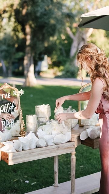 Flower Bar Ideas, Wedding Guest Activities, Petal Toss Wedding, Dip Kiss, Wedding Cermony, Flower Toss, Petal Toss, Rose Bar, Girly Decor