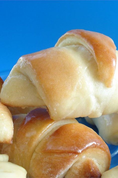 These cake mix yeast rolls are a quick and easy dinner rolls recipe! Bake the best yeast rolls using yeast and yellow cake mix. You will love baking this crescent roll recipe for a side dish! Cake Mix Yeast Rolls, Rapid Yeast Rolls, Rolls Instant Yeast, Yeast Rolls With Rapid Rise Yeast, Cake Mix Rolls, The Best Yeast Rolls, Easy Dinner Rolls Recipe, Best Yeast Rolls, Crescent Roll Recipe