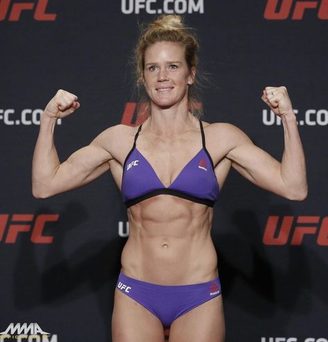 Female Mma Fighters, Holly Holm, Women With Freckles, Mma Girls, Ufc Boxing, Ufc Fighters, Divorce Attorney, Extreme Workouts, Female Fighter