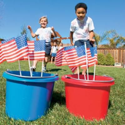 Flag Tag Relay {Flag Day Activity}Two teams and a bucket of flags are all you need for some patriotic outdoor fun.View This Tutorial Relay Race Games, Relay Games, 4th Of July Games, Flag Tag, Relay Races, American Flags, Patriotic Party, Patriotic Holidays, July Crafts