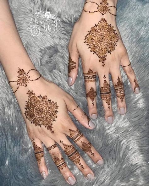 Henna Bts, Henna Eid, Simple Finger Tattoo, Mehendi Function, Cute Henna Designs, Mandala Henna, Henna Designs Wrist, Henna Nails, Finger Design