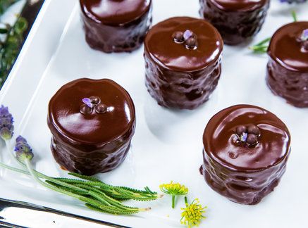 Petit Four Glaze Recipe, Chocolate Petit Fours, بيتي فور, Petit Four Recipes, Chocolate Cakes, Glaze Recipe, Dessert Decoration, Tea Cakes, Mini Desserts