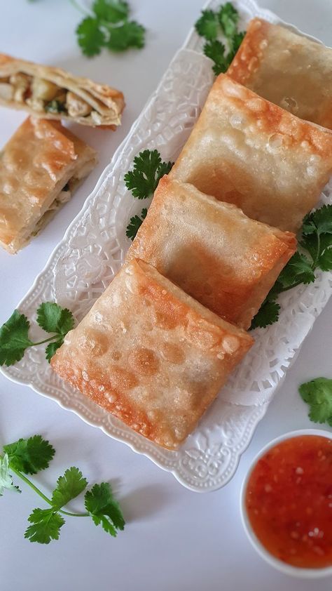 Chicken Square Samosa Recipe https://resepmamiku.com/en/chicken-square-samosa-the_kitchen_girl Butter Chicken Samosa, Chicken Samosa Filling Recipe, Chicken Samosas, Samosa Filling Recipe Ground Beef, Chicken Samosa Recipes, Chicken Squares, Chicken Samosa, Pastry Squares, Mint Chutney