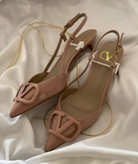 Valentino Slingback Heels, Valentino Slingback, Hak Tinggi, Valentino Heels, Trendy High Heels, Fashion Shoes Heels, Shoes Heels Classy, Shoe Wishlist, High Heel Slippers