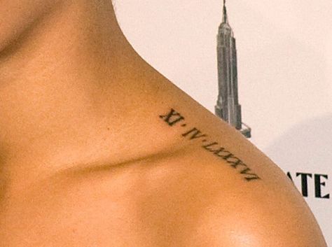 Shoulder Tattoo Quotes, Top Of Shoulder Tattoo, Rihanna Tattoo, Font Tato, Anniversary Tattoo, Tatuagem Masculina Pequena, Roman Numeral Tattoos, Date Tattoos, Omerta Tattoo