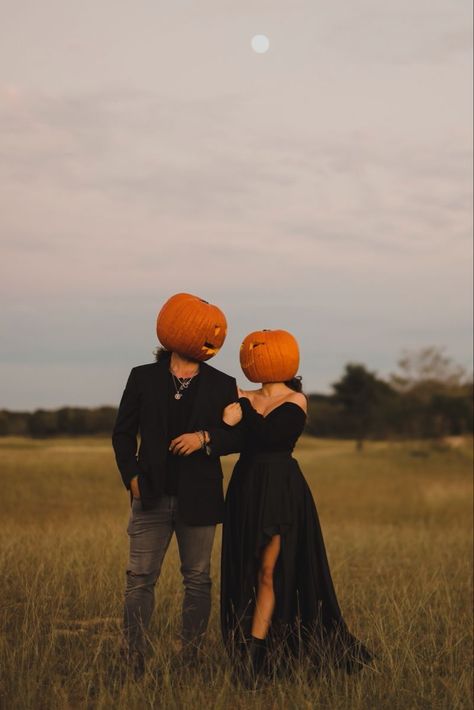 Creative Pumpkin Head Couples Photoshoot IdeasCapture the spooky season with a fun and creative pumpkin head couples photoshoot. Perfect for adding a unique twist to your Halloween memories! 🎃📸✨ #PumpkinHead #CouplesPhotoshoot #HalloweenInspiration #SpookySeason #CreativePhotography Pumpkin Head Wedding Photo, Pumpkin Patch Wedding Photos, Painting Pumpkins Couples, Pumpkin Head Photo Shoot Couple, Pumpkin Head Couples Photoshoot, Pumpkin Head Engagement Photos, Couple Halloween Poses, Couple Halloween Picture Ideas, Spooky Halloween Couple Photoshoot