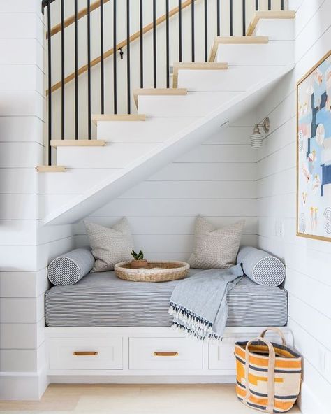 Cute coastal home nook Under Stairs Nook, Stair Nook, تحت الدرج, Style Me Pretty Living, Staircase Remodel, Under The Stairs, Coastal Living Rooms, Understairs Storage, Stair Storage