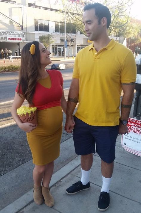 Robin Halloween Costume, Homemade Couples Costumes, Original Halloween Costumes, Meme Costume, Halloween Costumes Diy Couples, Funny Couple Costumes, Cute Couples Costumes, Pregnancy Costumes, Pregnant Halloween Costumes