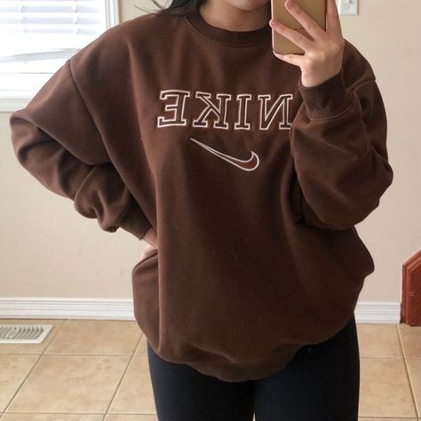 Nike Crewneck Outfit, Brown Crewneck Outfit, Crewneck Outfit Aesthetic, Cute Ripped Jeans Outfit, Outfit Traveling, Hoddies Outfits, Vintage Nike Sweater, Sweatshirts Aesthetic, Crewneck Aesthetic