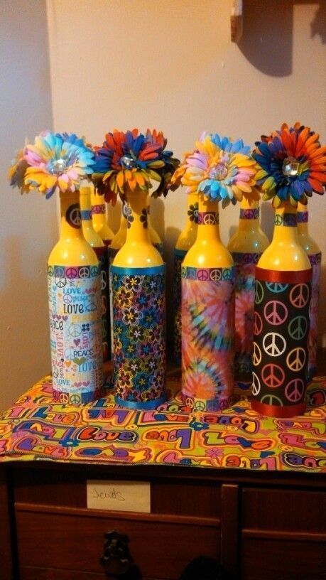 Spray Paint Wine Bottles, 60s Party Themes, Paint Wine Bottles, Woodstock Party, Spray Painted Wine Bottles, Hippy Party, 60's Party, Flower Power Party, Decades Party