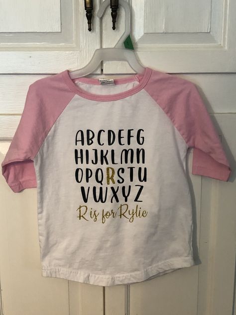 Toddler Girl Shirt Ideas, Toddler Girl Shirts Vinyl, Toddler Cricut Shirts, Cricut Toddler Shirt Ideas Girl, Toddler Shirts Vinyl, Preschool Shirts For Kids, Girls Shirts Design, Toddler Tshirt Ideas, Diy Kids Shirts