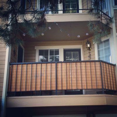 Use bamboo blinds to cover your balcony for a privacy from neighbors. Privacy Balcony, Balcony Shade, Apartment Decorating Hacks, Balcony Privacy, Balcony Grill, Patio Privacy, Small Balcony Design, Trendy Apartment, Deco Studio