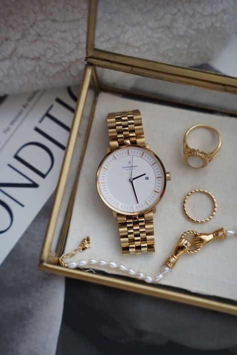 Women Watches Classy, Jewelry Photography Tutorial, Cartier Watches Women, Watches Women Simple, Jewelry Mood Board, Watch Photography, A Daily Routine, Classy Watch, Trendy Watches