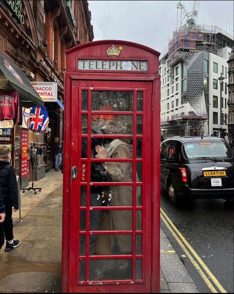 Couple photograph inspo Phone booth couple photo ideas From donnaromina on instagram London Phone Booth Aesthetic, Phone Booth Aesthetic, Phone Booth Photoshoot, London Phone Booth, Nyc House, 2024 Moodboard, Christmas In Nyc, Grad Pic Ideas, More Than Friends