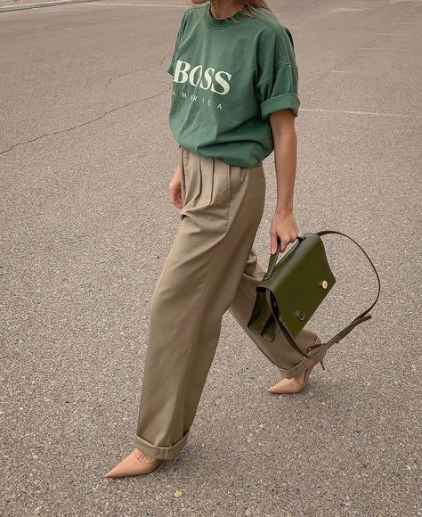 What To Wear With Khaki Pants, Grandpa Fashion, Khaki Pants Outfit, Khaki Pants Women, Trouser Outfit, Beige Outfit, Beige Pants, Looks Street Style, Business Casual Outfits