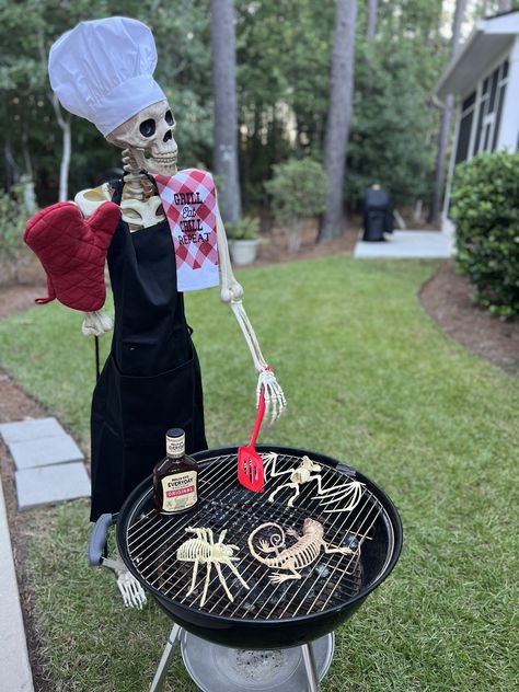 Hillbilly Skeleton Halloween, Simple Halloween Yard Decor, Skelton Yard Decorations Funny, Skeleton Grilling, Yard Skeletons, Skelly Ideas, Rv Halloween, Skeleton Memes, Haunted Island